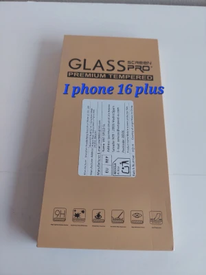 Skärmskydd i glas till iPhone 16 Plus - Säljer ett premium tempererat skärmskydd från Glass Pro till iPhone 16 Plus. 3 stycken, Skyddet är genomskinligt och tillverkat i tåligt glas som ger extra skydd mot repor och stötar. Förpackningen är beige och innehåller installationsguide och symboler för hållbarhet.