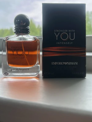 Emporio Armani Stronger With You Intensely -  Tjena. Jag säljer min Armani stronger whit you parfym. 50 ml knappt använd. Säljer Pga jag inte använder den då jag har andra parfymer. Lådan är har förlorat färg på kanterna. Hör av dig vid mer frågor.