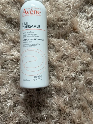 Avène Eau Thermale ansiktsmist 150 ml - Fräsch ansiktsmist från Avène  Innehåller 150 ml termalvatten som lugnar och återfuktar känslig hud. 