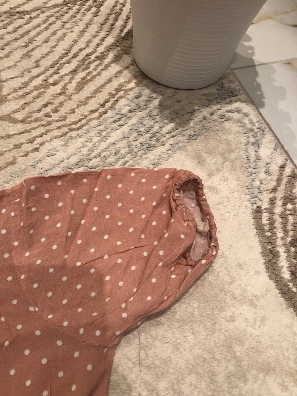 Lång prickig klänning i beige - 3