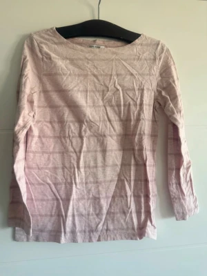 🌸✨ Damblus i ljusrosa med ränder – Tom & Rose ✨🌸 - 🌸✨ Damblus i ljusrosa med ränder – Tom & Rose ✨🌸  🌷 Säljer en ljusrosa blus med ränder och lång ärm. I bra skick, men det finns tecken på användning. Perfekt för vardagsbruk 💕  🏷️ Märke: Tom & Rose 👚 Storlek: XL  📏 Mått: 📐 Bredd: 90 cm 📏 Längd: 62 cm  💌 Hör gärna av dig om du har frågor. Välkommen att köpa! 😊 