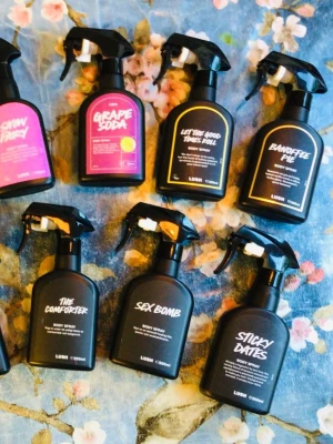 Lushsplit 💟 - Splittar mina Lush bodyspray i glasdekanter med spray 🌟Säljer ej hela flaskan 🌟3/5/10 ml🌟Banoffe pie kostar 20/30/40 kr övriga kostar 20/25/35 kr🌟Se listor bland bilderna vilka som finns 🌟Skriv vilka du önskar så lägger jag ut som ett nytt paket 