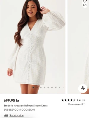 Vit kort klänning med broderi - Superfin vit kort klänning från Bubbleroom med broderade detaljer och ballongärmar. Klänningen har v-ringning, knappar framtill och är tillverkad i bomull. Perfekt till student eller sommarens alla tillfällen!