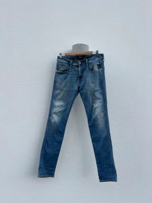Replay anbass hyperflex jeans blå - || Replay Jeans || Model: Anbass Hyperflex || Storlek: 31/32 || Mycket Snygga || Färg: blå/ljusblå || En stor defekt (se bild 6&7, men lagad med lapteknik så är hela o märks inte av! Finns någon liten defekt vid skrevet oxå men är ihop sytt så märks ej! || Skick: 6-7/10  || Nypris: Ca 1600kr || Mitt pris: 379kr || Pris: Diskuterbart || Skriv Vid Minsta Intresse Eller Fråga! || Bättre Pris Desto Fler Du Köper! ||