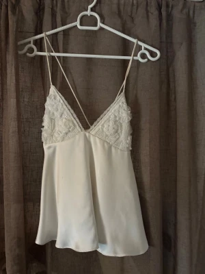 Vit spetsdetaljerad linnetopp - Säljer denna fina toppen som tyvärr blivit för liten. Toppen är i storlek S och är i fint skick❣️