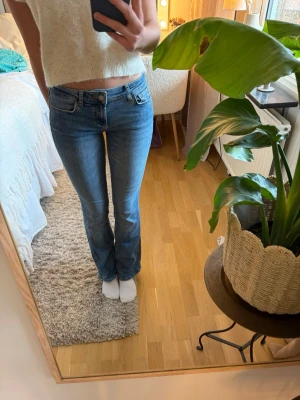 Blå Lågmidjade jeans från Zara - Säljer ett par klassiska blå bootcut jeans från ZARA med låg midja. 💕