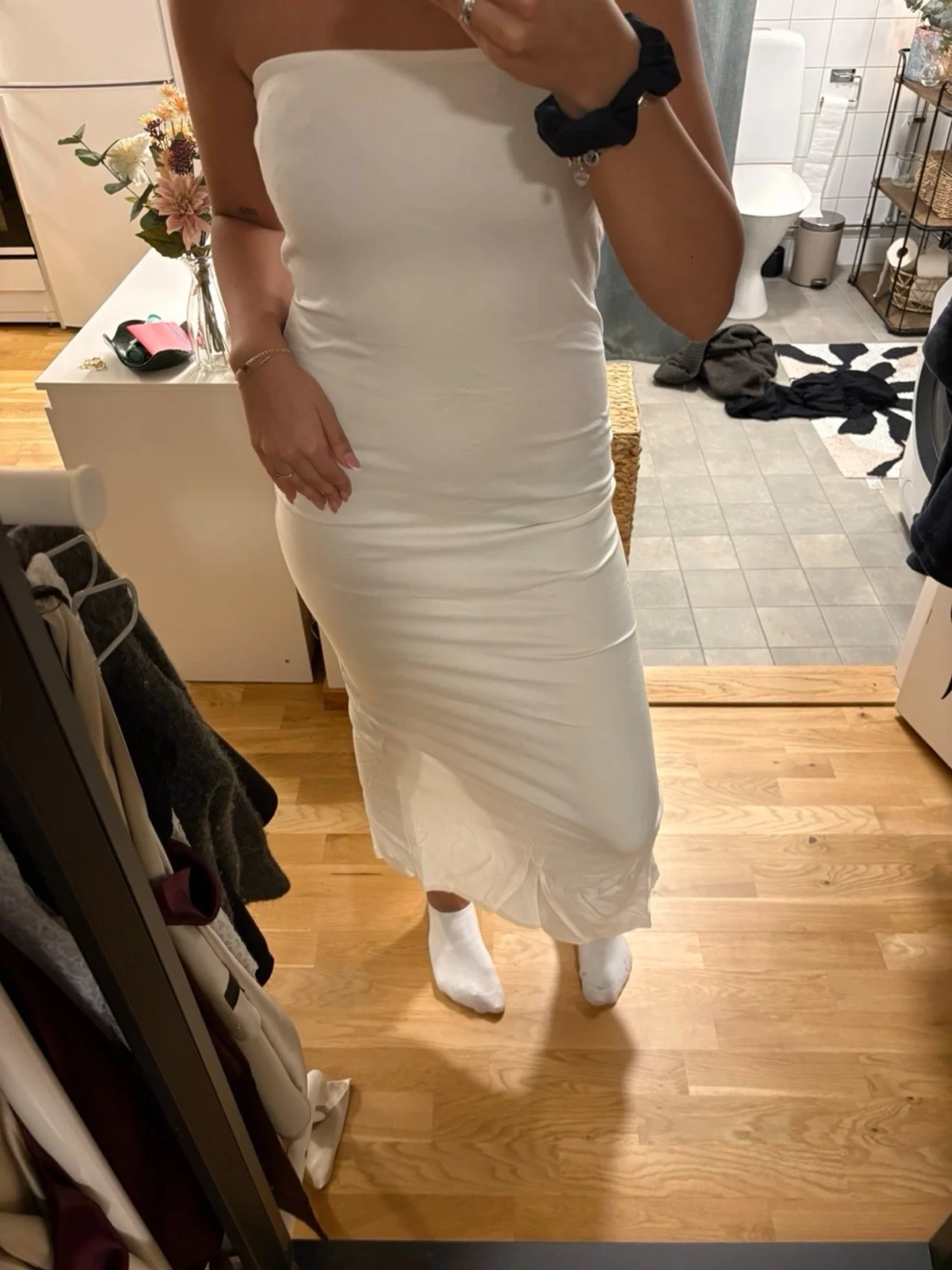 Vit axelbandslös långklänning - 1