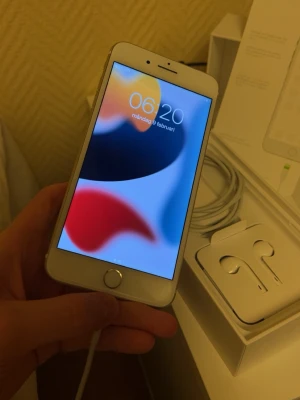 Apple iPhone 7 Plus guld  - iPhone 7 Plus Guld 🌟 32 GB lagring 93% Batteri Hälsa 🔋 Tappat lite färg på baksidan men inget som ögat lägger märke till 🙌 Alla knappar och funktioner funkar som det ska Ingen spricka i skärmen eller repor så i väldigt bra skick för att vara en iPhone 7 Plus 🌟 Hör av er vid mera frågor/bilder 🙌 Fraktar inom 24 Timmar 🚚 