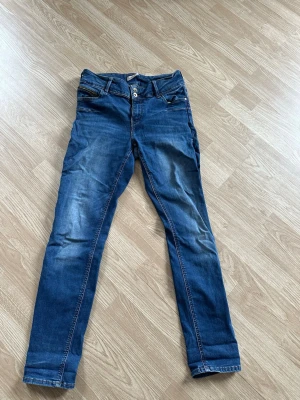 Jeans  - Jeans som ej används längre. Små i storleken. Bara lappen på insidan som är lös ingen annan skada 