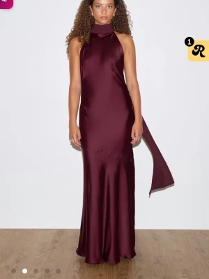 Shawl maxi dress Gina tricot - !!!SÖKER !! Gina Tricots Shawl Maxi Dress i mörkröd/burgundy i storlek S💕 . Meddela mig om du har den!!