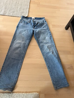 A-headz '99 Low Straight jeans blå - Säljer ett par klassiska blå jeans från A-brand modell '99 Low Straight. Jeansen har rak passform och låg midja, tillverkade i slitstark denim. Perfekta för en avslappnad och trendig look. Fina detaljer och tidlös tvätt.