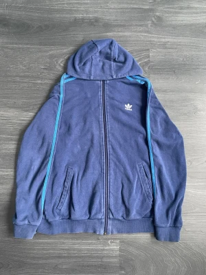 Adidas tröja  - Snygg adidas tröja! Den är lite knopprig men inget man inte kan ta bort! ✌️