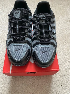 Nike P-6000 svart/grå sneakers - Helt nya p-6000 svart/grå storlek 43