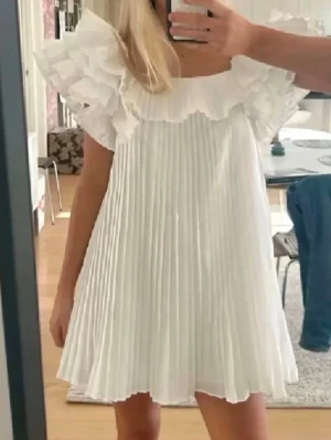 Zara klänning  - Så fin trendig volang klänning från Zara, storlek M❤️ perfekt till studenten! 