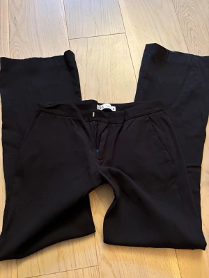 Lågmidjade kostymbyxor - Säljer ett par lågmidjade svarta kostymbyxor i storlek S:) nytt skick. 