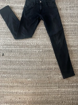 Svarta anbass hyperflex jeans från replay - Säljer ett par svarta skinny jeans från replay med klassisk femficksdesign. Jeansen har en smal passform och är tillverkade i stretchigt denimtyg för extra komfort. W 29 L 32