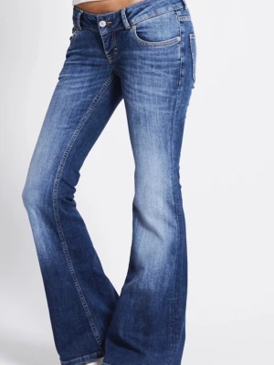 Low waist bootcut jeans  - Low waist jeans från lager 157, använda fåtal gånger. Bruna etiketten är borttagen där bak. Slutsåld på nätet - XXS full length