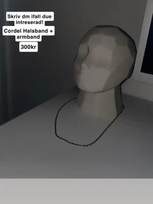 Cordel halsband i silverfärg - Säljer ett stilrent cordel halsband i silverfärg med matchande armband. Kedjan har en tvinnad design som ger en modern och clean look. Perfekt accessoar för att lyfta din outfit.