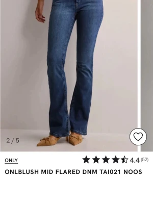Blå jeans från Nelly - Snygga blå jeans från ONLY med bootcut-model och klassisk femficksdesign. Jeansen har medelhög och är tillverkade i stretchigt denim för en bekväm passform. Perfekta för dig som gillar en look med lite utsvängda ben. (Har varit sönder mellan benen men är nu lagade som man ser på sista bilden) köpt för 549kr 💗