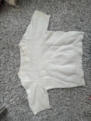 Stickad t-shirt - Supersöt stickad T-shirt från Gina i fint skick!!