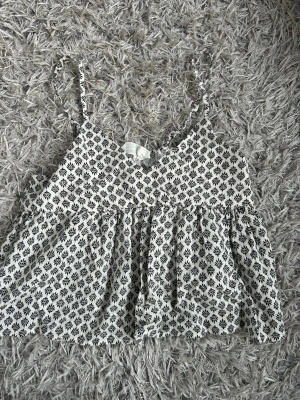 Vit och svart topp från H&M - Superfin topp från hm!! Knappast använd och är i fint skick. (Stl 164)