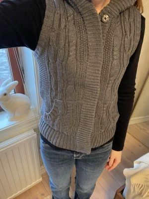 Kabelstickad vest🩶🎀🌚 - Säljer denhär stickade vesten ifrån pimkie! Ett lite ovanligare märke i dag och hade sitt prime på 2000s-talet ish🌚Uppskattad storlek:S