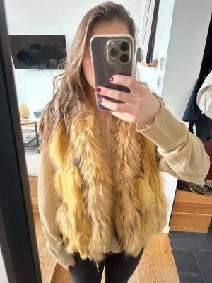 Gul pälsväst - Superfin gul pälsväst från Copenhagen by Andersen