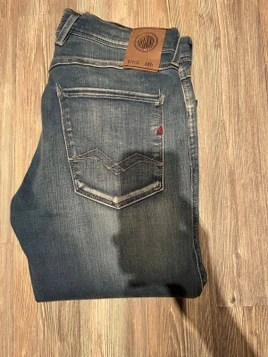 Replay anbass hyperflex  - Säljer nu dessa riktigt feta Replay anbass jeansen i storlek 28/32. De är i mycket bra skick och har inga märkvärdiga defekter, köpta i somras. Passar utmärkt på mig som är 175 så tror att de borde passa någon mellan 170-180. Skriv gärna vid funderingar👍