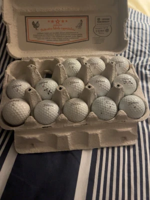 Golfbollar Titleist Pro V1.  - Tja säljer några golfbollar Titleist Pro V1. Några har bättre skicka och några har lite sämre. Hör gärna av dig om du har några frågor!
