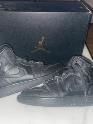 Svarta Air Jordan - Snygga helsvarta Air Jordan 1, köpte för ett tag sen på footlocker och dags o sälja, växte ur dessa och haft dem liggandes ett bra dag. Köpte för runt 1,2 och säljes för endast 349. Packar och skickar samma dag!! Storlek 38