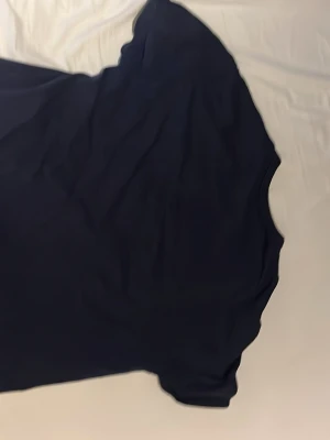 Mörkblå t-shirt från Ralph Lauren - Klassisk mörkblå t-shirt från Ralph Lauren med den ikoniska röda broderade loggan på bröstet. T-shirten har rund hals och korta ärmar, tillverkad i mjuk bomull för en skön känsla. Perfekt basplagg med stilren design. Har dock en lite synlig fläck på ryggen men jag tror man kan tvätta bort den med nå bra medel. Pris kan diskuteras. Storlek small. Kund betalar för frakt 