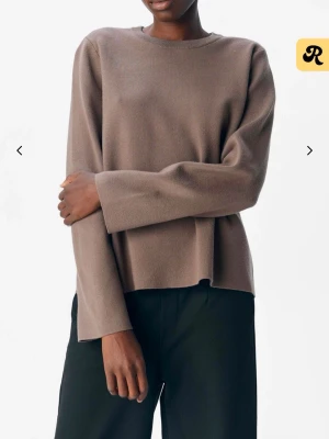 Brun stickad tröja object - En enkel och stilren brun stickad tröja med rund halsringning och långa ärmar. Tröjan har en rak passform och mjuk material. Använd max en gång så som ny🥹🥹 orginalpris 499kr