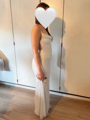 Balklänning - Säljer en vit långklänning från oh polly. Den är i storleken 8/36. Klänningen är lång, har glitter och pärlor. Säljer då jag skulle vilja ha en längre klänning till balen. Den är aldrig använd utan endast testad och har alla prislappar kvar. Ny pris är 114,95 euro. Skriv gärna vid frågor🙂