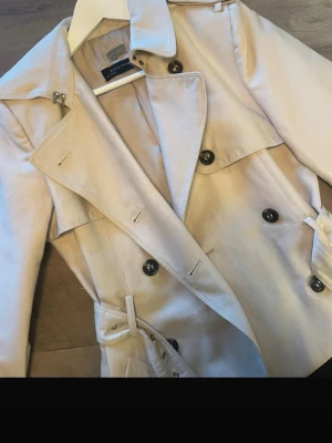Beige trenchcoat från Zara - Använt fåtal gånger. Nypris omkring 800