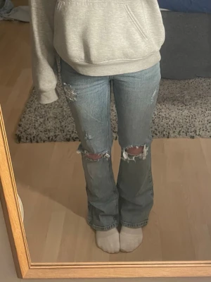 Jeans Gina Young - Jättefina jeans med slitningar från Gina Tricot young, lappen är bortklippt så vet tyvärr inte storlek, skulle gissa 158