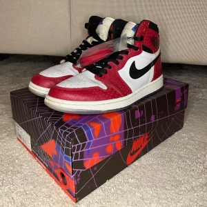 Air Jordan 1 ’Spider-Man Origin Story’ - Nike Air Jordan 1 Retro High OG 'Origin Story' från Spider-Man: Into the Spider-Verse i väldigt bra skick och lätt använda. Extra snören och speciell låda ingår.
