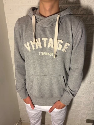 Vintage Hoodie - Tja, säljer en fin Vintage Hoodie. Storlek M. Skick 9/10, som ny. Pris 349 men kan diskuteras. Fraktas samma dag, hör av dig vid frågor!