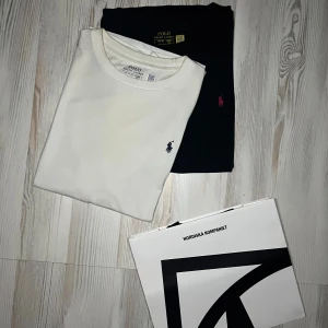 2-pack Polo Ralph Lauren t-shirts - Två klassiska t-shirts från Polo Ralph Lauren, en vit och en svart.  endast 599kr🙌🏻 avänd ett bra tag men i ett ganska sådär skick🤩