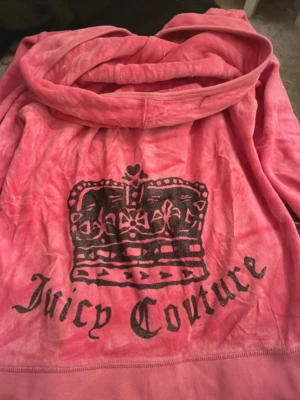 Rosa velour hoodie från Juicy Couture - Oanvänd köpt på second hand