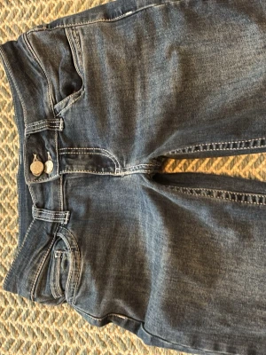 Low waist bootcut jeans - Säljer dessa bootcut jeans med låg midja från Nelly. Använd ett fåtal gånger, och inga tecken på användning. Nypris 699kr                                           Osäker om det är XS eller S. Jag tror att det är XS. Säljer då de är för korta för mig