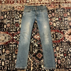 Nudie Jeans - Grim Tim - Nudie jeans, modell grim tim. Storlek 30/32. Bra skick, lite små slitage, går gärna ner i pris