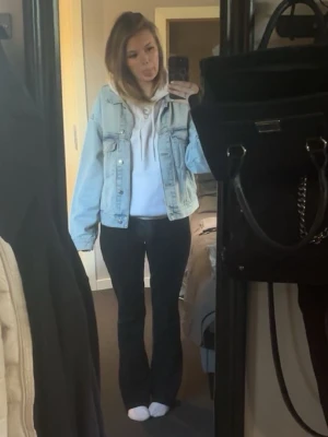 Ljusblå Jeansjacka  - Säljer en väldigt snygg ljusblå jeansjacka från NewYorker💕Pris kan diskuteras. Xs men den är stor i storlek ! 