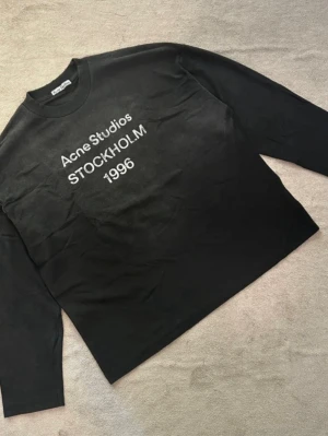 Acne studios tröja  - Acne studios long sleeve. Toppen skick. Skriv vid fler frågor och funderingar!