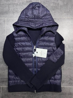 Moncler blå cardigan  - Säljer denna väldigt snygga cardigan. Prislapparna är av eftersom jag använt den en gång, bilderna togs innan jag tog av de, Skriv gärna om du har ett pris på den🙌🏼