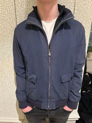 Cardigan från boggi Milano - Säljer denna tvärfeta cardigan från boggi Milano perfekt inför våren. Modellen är ca 180 cm lång och väger 73kg. Tveka inte på att kontakta mig vid minsta fundering🙌