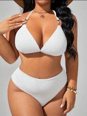 Olika antal bikinis  - Fyra stycken olika typer av bikinis från SHEIN. HELT OANVÄNDA. Alla är i 4XL och allting sitter kvar på de. Inga konstigheter. Alla säljes tillsammans.