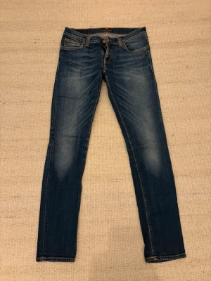 Nudie jeans Grim Tim - Säljer nu dessa feta Grim Tim nudie jeans med sjuk wash! Storlek W29 L32. I toppskick! Tveka inte att fråga vid minsta fundering!😇