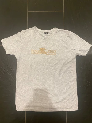 Burberry t shirt - Fint skick inga tecken på användning. Har aldrig haft på mig den då den är för liten. Storlek S, skicka bud! 