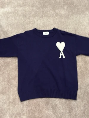 AMI PARIS - En riktigt fet ami Paris tröja som är helt ny helt oanvänd, säljer pga att den är för liten.               Skick 10/10 storlek S men passar även M         Kom privat om du vill veta mer.