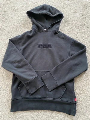 Levis sanfrancisco call hoodie - Snygg svart Levis sanfrancisco call hoodie. Bra skick.Hör av er vid frågor!             OBS‼️tar emot prisförslag 